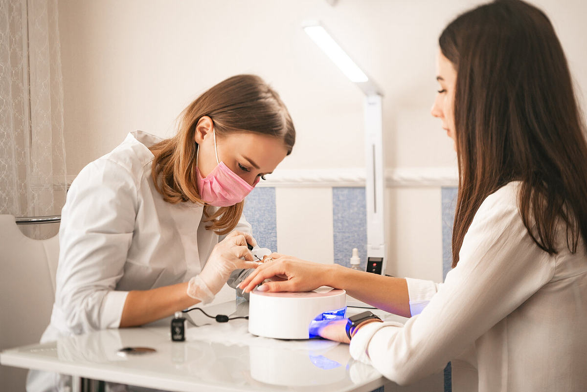 Como amante de unhas, devemos ir a um salão de beleza ou bricolage em casa para arte de unhas?